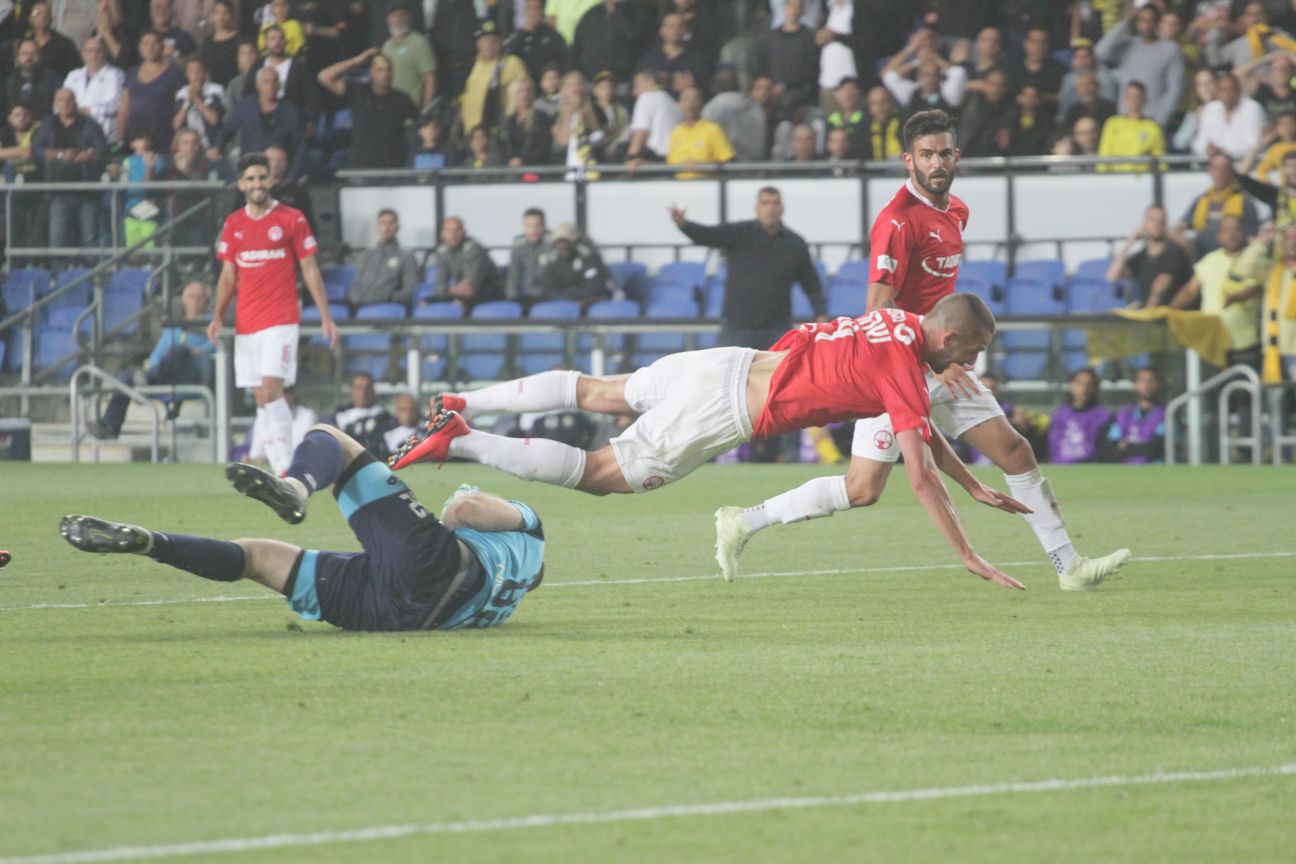 בן שהר עף לפנדל השני בנתניה. טוני וואקמה כבש, 1-3 (צילום: בן בודה)